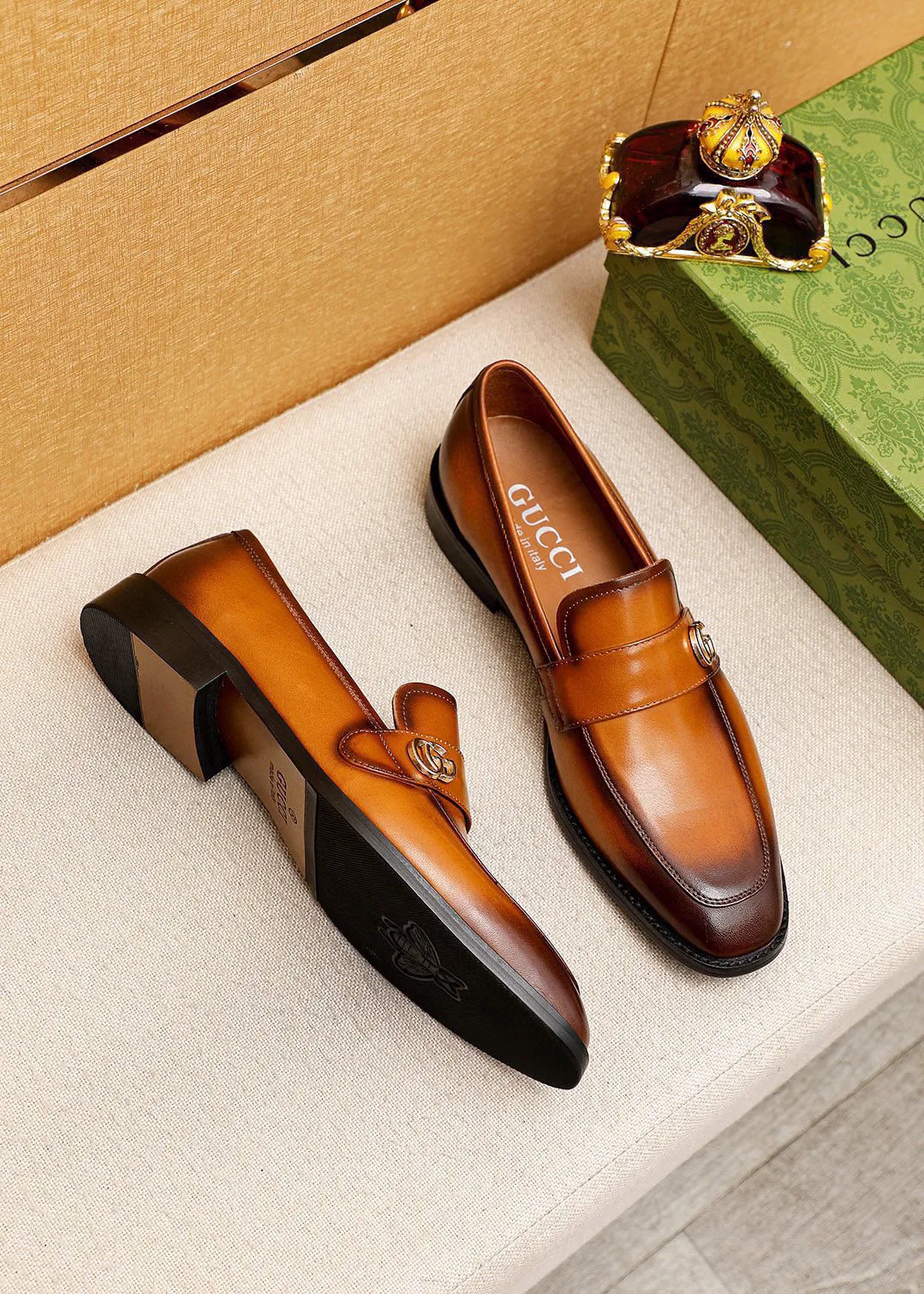Men's shoes 💰400 💐 Product trademark: GUCCI "Gucci" casual leather shoes Regular size: 39-44 (38.45.46🉑️Customized) Product materials: Selected imported first-layer calfskin upper + luxury hardware buckle, imported 🐑 sheepskin lining. Strong three-dimensional visual effect, combined outsole Color: 2⃣️colors available
